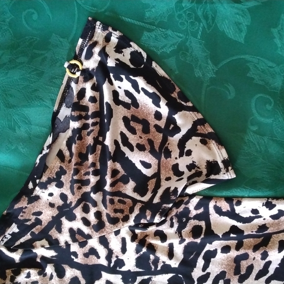 SUSAN GRAVER ANIMAL PRINT FLUTTER SLEEVE TOP WITH PEEK-A-BOO OPENING - Picture 2 of 8